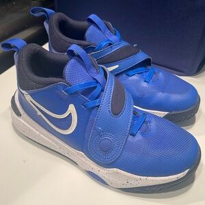 Nike Youth Size 1.5 Basketball Shoes